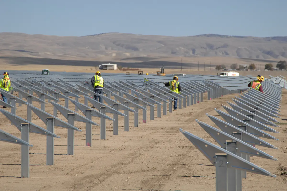 Hileras de paneles solares fotovoltaicos montados sobre estructura metálica en un terreno llano